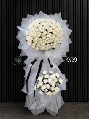 Kệ hoa viếng cúc trắng nơ đen KV39