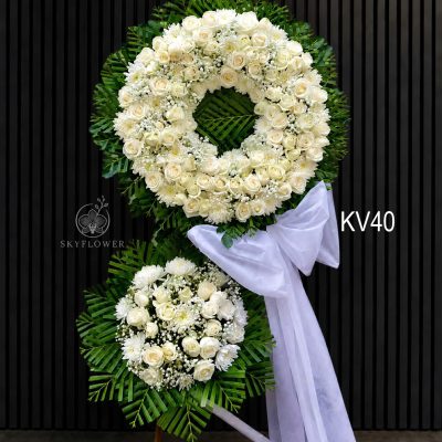 Kệ hoa viếng vòng hoa hồng trắng KV40