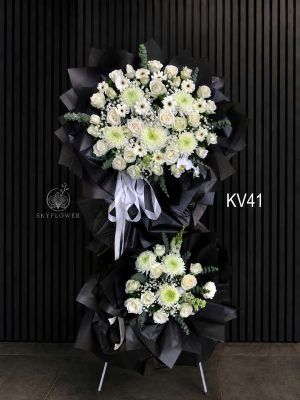 Kệ hoa viếng trắng xanh nền đen KV41