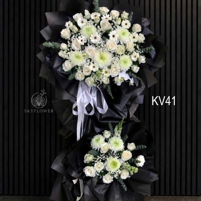 Kệ hoa viếng trắng xanh nền đen KV41