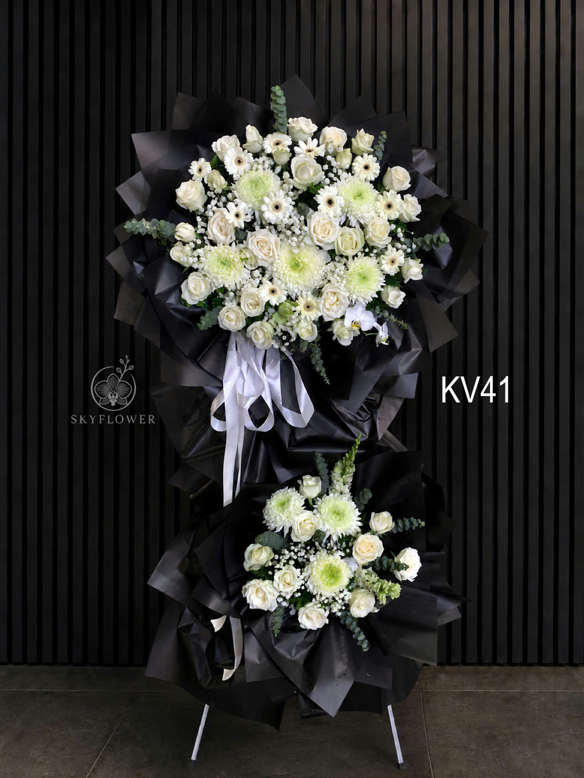 KV41 Kệ hoa viếng trắng xanh nền đen KV41