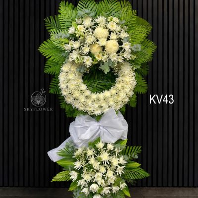 Kệ hoa viếng vòng cúc trắng KV43 phối lá xanh