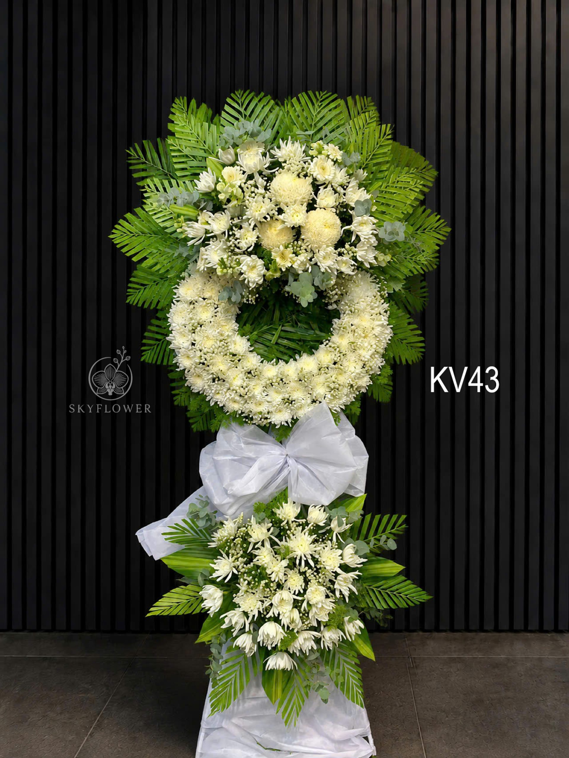 KV43 Kệ hoa viếng vòng cúc trắng KV43 phối lá xanh