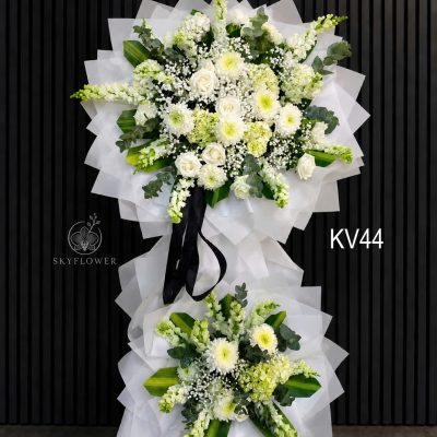 Kệ hoa viếng trắng xanh nơ đen KV44
