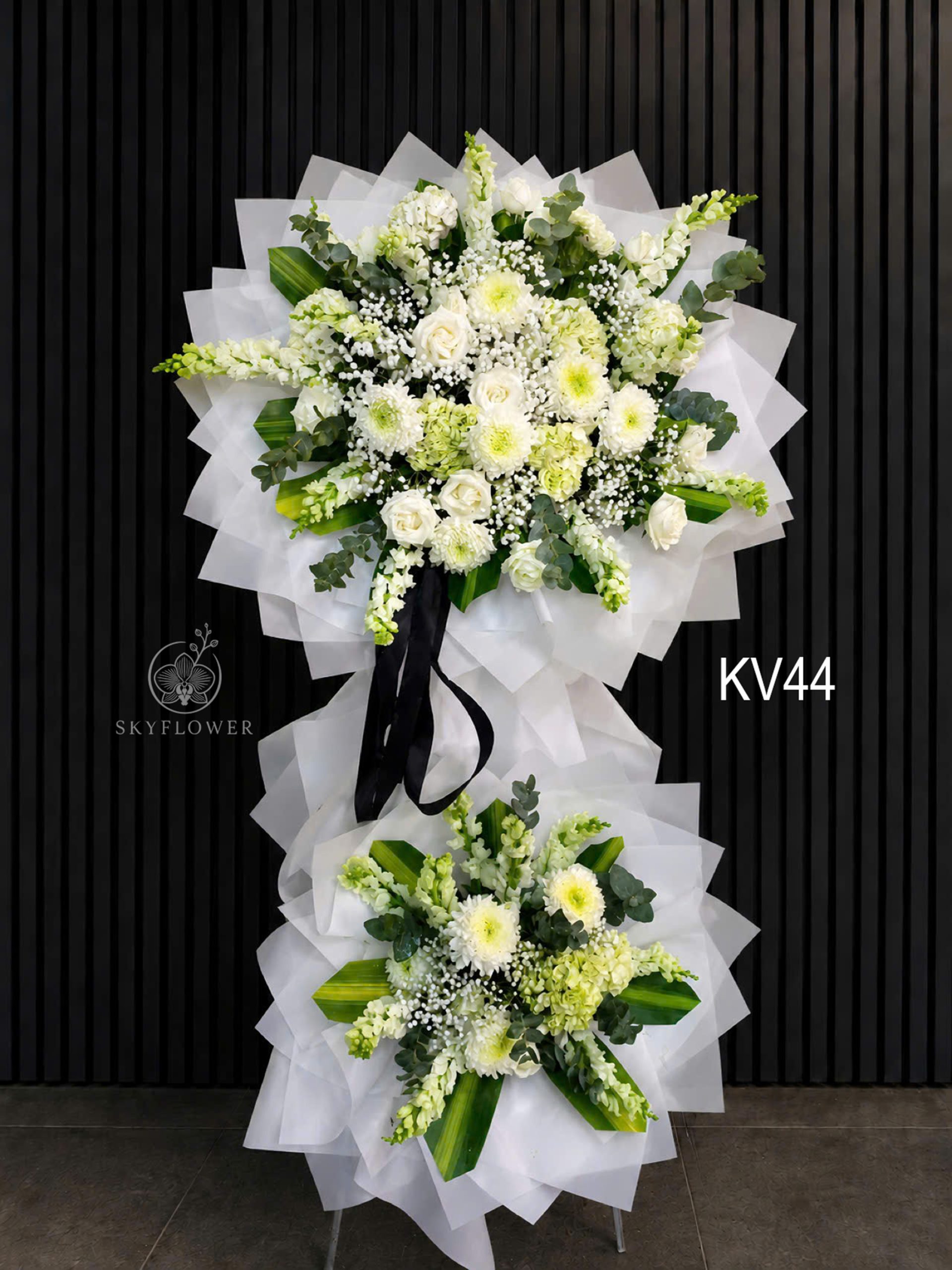 KV44 Kệ hoa viếng trắng xanh nơ đen KV44
