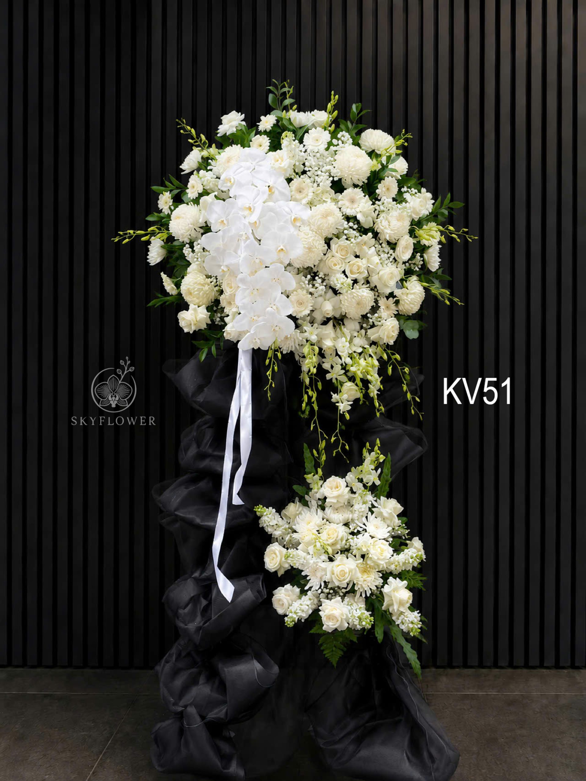 KV51 Kệ hoa viếng lan hồ điệp trắng nền đen KV51